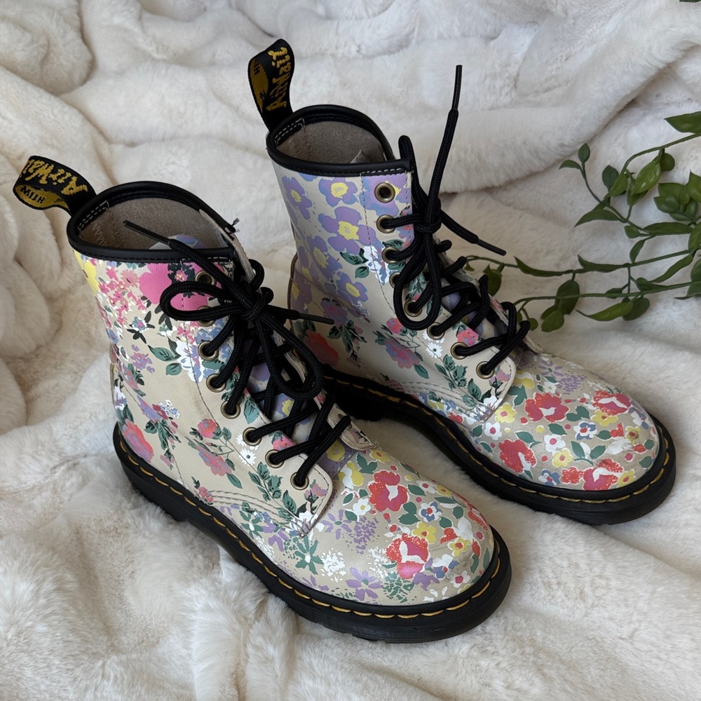 Dr. Martens Cream Floral Lace-Up Combat Boots girls boots US size 5 / 36 EU
